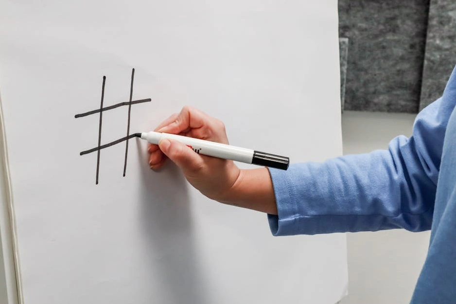 Persona che scrive un piano strategico su una lavagna bianca